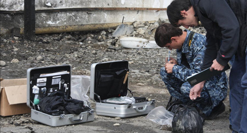 Investigation team at work. Photo: http://www.riakchr.ru/muzhestvo-i-professionalizm-sotrudnikov-mvd-pomogli-izbezhat-bolshikh-zhertv-r-kadyrov/