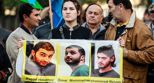 Participant of rally organized by 'Musavat' party holds portrait of political prisoners, Baku, October 25, 2015. Photo by Aziz Karimov for the ‘Caucasian Knot’. 