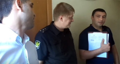 A judicial guard near the apartment of the Dyakov family. June 10, 2016. Photo by Svetlana Kravchenko for the "Caucasian Knot"