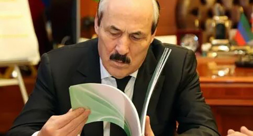 Ramazan Abdulatipov. Photo: http://www.riadagestan.ru/news/president/rukovoditeli_dokuzparinskogo_i_kurakhskogo_rayonov_otchitalis_pered_glavoy_dagestana_o_prodelannoy_rabote/