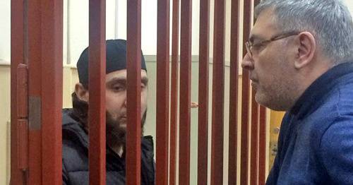 Zaur Dadaev (to the left) and an advocate Shamsudin Tsakaev in the courtroom. Moscow, November 23, 2015. Photo by Yuliya Buslavskaya for "Caucasian Knot"