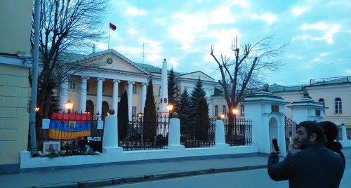 A spontaneous memorial dedicated to Arthur Sargsyan, arranged near the gates of the Armenian Embassy in Moscow, enjoys popularity among the local residents. March 18, 2017. Photo by Grigory Shvedov for "Caucasian Knot"