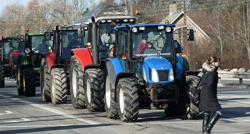 Tractor convoy. Photo: https://cache.readovka.ru/b0b89262f1b4c8cc11299db400e77839_XL.jpg