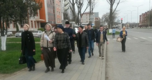 The residents of the capital of Chechnya go to an antiterrorist rally. Grozny, April 8, 2017. Photo by Nikolay Petrov for "Caucasian Knot"