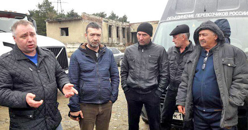 Truck drivers meet with Chairman of the Association of Russian Carriers Andrei Bazhutin, April 9, 2017. Photo by Asya Kapaeva for the ‘Caucasian Knot’. 