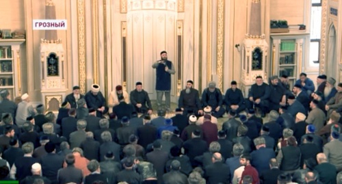 Meeting at the central mosque of Grozny. Screenshot of video reportage by Grozny TV, youtube.com/watch?v=X9y33aVauUI