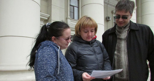 The participants of the truckers' protest action against the “Platon” system deliver a letter to Andrei Bocharov, the Governor of the Volgograd Region. Volgograd, April 21, 2017. Photo by Vyacheslav Yaschenko for "Caucasian Knot"