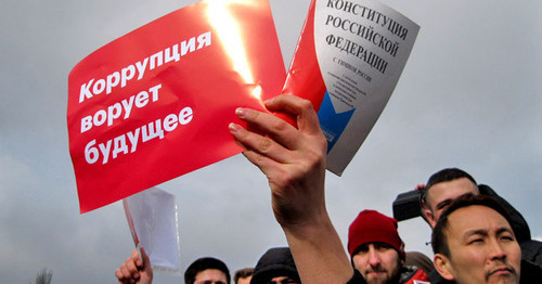 Participants of Navalny supporters rally hold banner and Constitution of the Russian Federation, April 26, 2017. Photo by Konstantin Volgin for the 'Caucasian Knot'. 