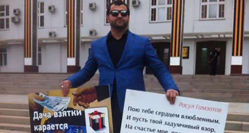 Marat Aslanov at a solo picket. Photo courtesy of Shamil Khadulaev https://www.facebook.com/dagrsva?fref=ts