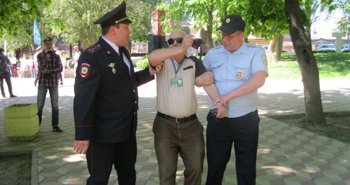 The detention of a blogger Sergey Rulyov at the picket in Rostov-on-Don. May 6, 2017. Photo by Konstantin Volgin for "Caucasian Knot"