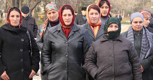 Residents of Khrakh-Uba village. Photo: http://flnka.ru/digest-analytics/3743-minekonomiki-dagestana-dengi-na-obustroystvo-byvshih-zhiteley-hrah-uby-i-uryan-uby-ne-vydeleny.html