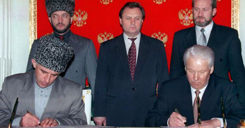 Russian President Boris Yeltsin and Aslan Maskhadov, President of the Chechen Republic of Ichkeria, sign Treaty on Peace and Principles of Relations between Russia and Chechnya. Screenshot: http://yeltsin.ru/archive/video/71088/