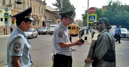 The police officers check IDs of the participants of a rally in support of Alexei Navalny. Astrakhan, May 17, 2017. Photo by Yelena Grebenyuk for "Caucasian Knot"