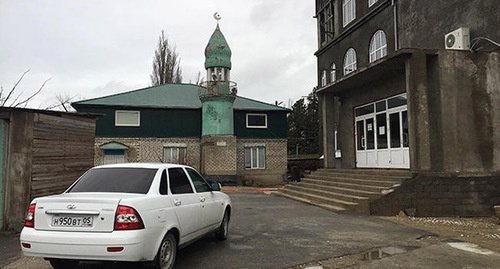 The mosque located in Hungarian Fighters Street in Makhachkala. Photo: Daniil Turovsky / "Meduza", https://meduza.io/feature/2016/02/24/mecheti-v-kotorye-opasno-hodit 