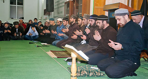 Praying in Shamkhal neighbourhood of Makhachkala. Photo: http://islamdag.ru/news/14079