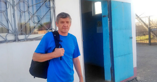 Igor Stenin near the correctional colony. Photo by Yelena Grebenyuk for "Caucasian Knot"