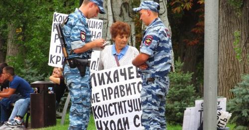 Policemen questionsolo picketer Galina Tikhenko. Photo by Vyacheslav Yaschenko for the Caucasian Knot. 