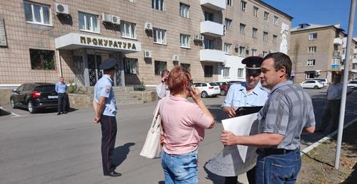 Detention of the picketer near the prosecutor's office, Gukovo, September 15, 2017. Photo by Vyacheslav Prudnikov for the Caucasian Knot. 