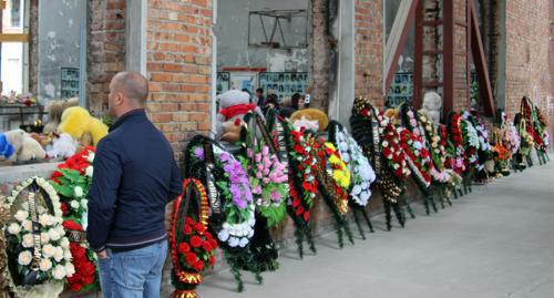 Flowers around the gym at school. Beslan, September 1, 2017. Photo by Alan Tskhurbaev for "Caucasian Knot"