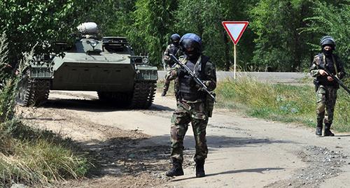 Search activities in residential area. Photo: http://nac.gov.ru/antiterroristicheskie-ucheniya/v-voronezhskoy-oblasti-provedeno.html