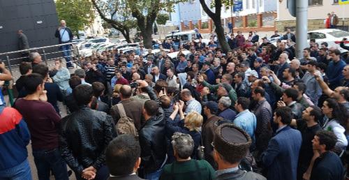 Near the Krasnodar Territory Court where the session in the case of Ruslan Gvashev was to be held. October 5, 2017. Photo courtesy of the advocate Marina Dubrovina for the "Caucasian Knot"