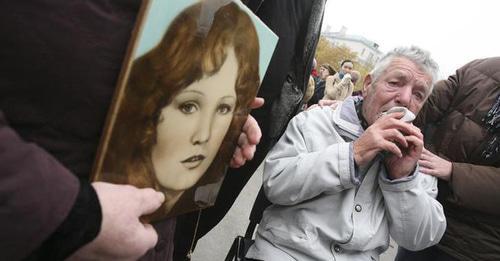 Portrait of woman killed in Dubrovka terror act, Moscow, October 26, 2017. Photo: REUTERS/Grigory Tambulov