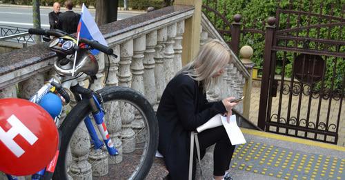 Olesya Khristosenko near the courthouse, Sochi, October 2017. Photo by Svetlana Kravchenko for the Caucasian Knot.  