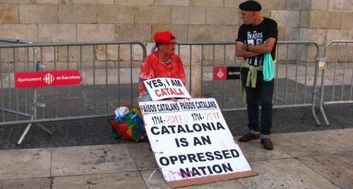 A man holds rally for independence of Catalonia at Barcelona City Council, October 14, 2017. Photo by Yulia Kasheta for the Caucasian Knot. 