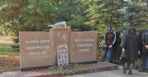 A rally in memory of the repression victims held near the monument to the people repressed in Kabardino-Balkaria. Nalchik, October 30, 2017. Photo by Lyudmila Maratova for the