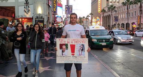 Resident of Sochi Arthur Volkov-Minullin holds a solo picket in Los Angeles. Photo by Daria Cherkasskaya. 