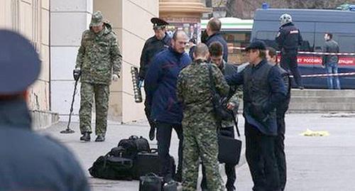 Policemen at the shopping centre in Rostov-on-Don. Photo: http://gazeta-margust.ru/sledovateli-ishhut-prichastnogo-k-vzryvu-vozle-shkoly-v-rostove-na-donu