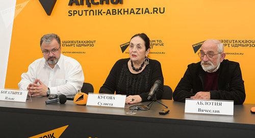 Press conference at the 11th North-Caucasian Open Film and TV Festival "Kunaki". Photo © Sputnik / Tomas Tkhaytsuk http://sputnik-abkhazia.ru/Abkhazia/20171114/1022401292/amerikanskie-gorki-kunakov-suxum-primet-kinofestival.html"