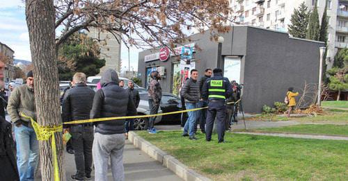 Media representatives and locals have gathered near the place of special operation in Tbilisi, November 22, 2017. Photo by Inna Kukudzhanova for the Caucasian Knot. 