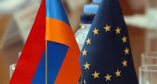 Flags of Armenia and EU. Photo: http://vpoanalytics.com/2017/09/26/soglashenie-armenii-s-es-prostranstvo-neponimaniya-ili-koridor-vozmozhnostej/ Flags of Armenia and EU. Photo: http://vpoanalytics.com/2017/09/26/soglashenie-armenii-s-es-prostranstvo-neponimaniya-ili-koridor-vozmozhnostej/