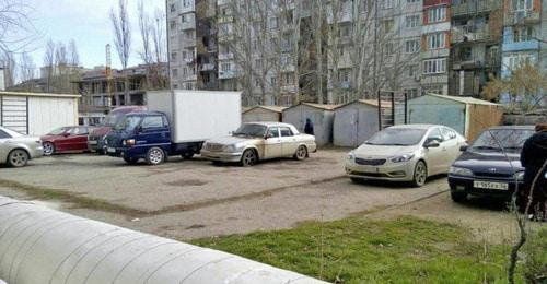 The HRC "Memorial" car (in the center) set on fire after Oyub Titiev's advocate had used it in Makhachkala on January 20th. Photo: https://memohrc.org/ru/news_old/v-mahachkale-podozhgli-avtomobil-memoriala-na-kotorom-advokat-ezdil-v-chechnyu