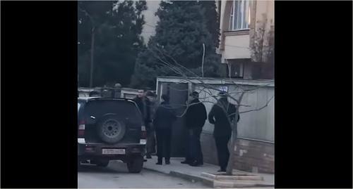 Policemen at a house of Magomedrasul Gitinov, chief architect of Makhachkala. Photo: still picture, https://www.youtube.com/watch?v=_PxHl6tx4Tg