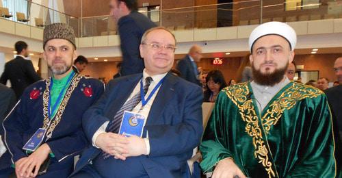 Tatarstan's Mufti Kamill Samigullin (right) among guests of Islamic Economic Forum, Moscow, February 27, 2018. Photo by Rustam Djalilov for the Caucasian Knot. 