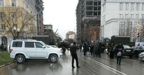 The participants of the race in front of the City Mayoralty and the mosque "Heart of Chechnya". Photo by the "Caucasian Knot" correspondent