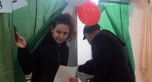 Voting at a polling station No. 207 in the Yablonovsky urban village. Adygea, March 18, 2018. Photo by Anna Gritsevich for the "Caucasian Knot"