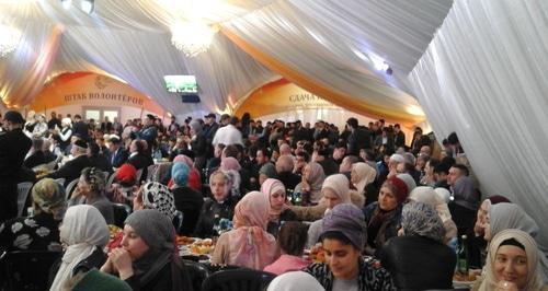 Iftar in the "Ramadan Tent". Moscow, May 19, 2018. Photo by Rustam Djalilov for the Caucasian Knot