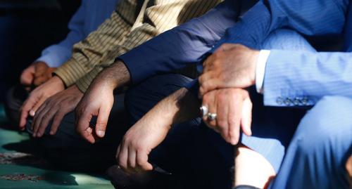 Praying believers. Photo by Aziz Karimov for the "Caucasian Knot"