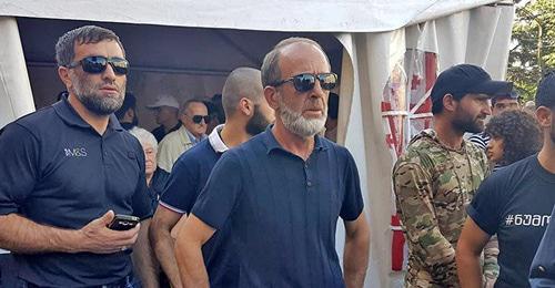 Malkhaz Machalikashvili (centre), father of the young man killed in the Pankisi Gorge. Photo © Sputnik / STRINGER https://sputnik-georgia.ru/society/20180613/240841893/Zhitel-Pankisi-pytalsja-podorvat-sebja-u-zdanija-SGB.html