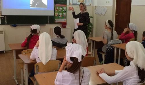 A school lesson in Chechnya. Photo by the press service of the Ministry of Culture of Chechnya http://mk-chr.ru/component/content/article?id=1672:o-chechenskoj-professionalnoj-muzyke-rasskazali-sotrudniki-natsionalnogo-muzeya-chr