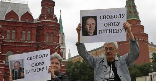 Svetlana Gannushkina and Oleg Orlov held solo pickets at Manege Square in Moscow. July 9, 2018. Photo by the press service of the Human Rights Centre "Memorial"