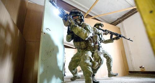 Law enforcers during the special operation. Photo by Yuri Mukhin and Alexander Kolesnikov http://rosgvard.ru/ru/page/index/komandnoshtabnye-ucheniya-podrazdelenij-specialnogo-naznacheniya