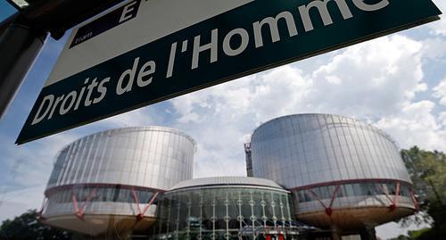 Tram stop in front of the European Court of Human Rights in Strasbourg, July 26, 2013. Photo: REUTERS / Vincent Kessler