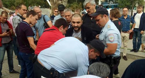 Detention of Sergey Grivko, coordinator of Navalny's local office. Photo by Konstantin Volgin for the Caucasian Knot.