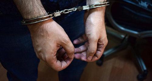 Man in handcuffs. Photo: © Sputnik / Anar Mustafayev https://ru.sputnik.az/incidents/20180220/414125415/byvshij-zek-avtomat-zaderzhan-baku.html