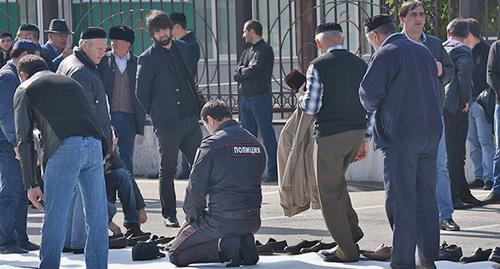 Participants of the protest action during a prayer. Magas, October 15, 2018. Photo courtesy of Yakub Gogiev for the "Caucasian Knot"