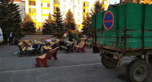 Organizers of the rally in Magas dismantle the tents in the square. Photo by Umar Yovloy for the "Caucasian Knot"